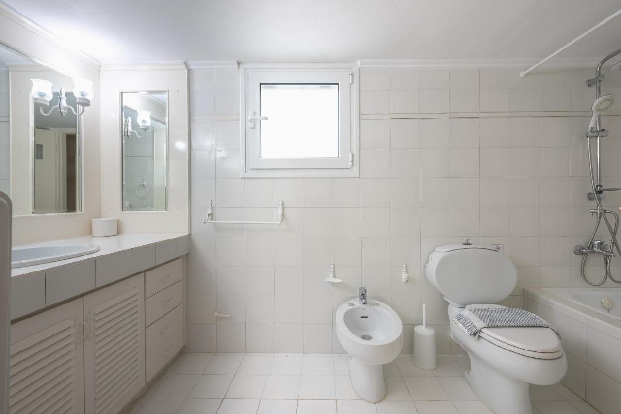 Lovely & Spacious 2-Bedroom Rental Unit In Glifada Athen Exterior foto