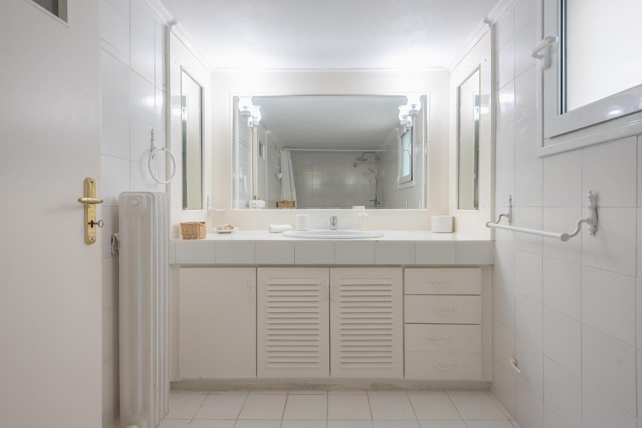 Lovely & Spacious 2-Bedroom Rental Unit In Glifada Athen Exterior foto